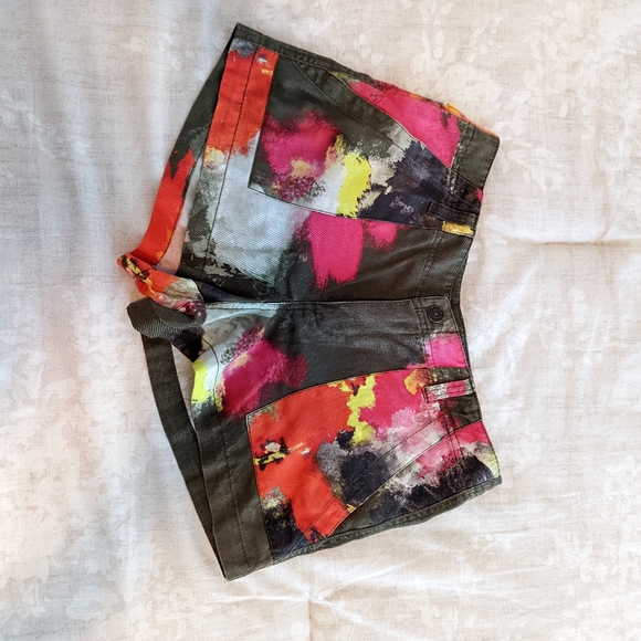 ๐ซ Sold ๐ซ Pam & Gela Floral Mini Shorts - XS/2 - Picture 4 of 5